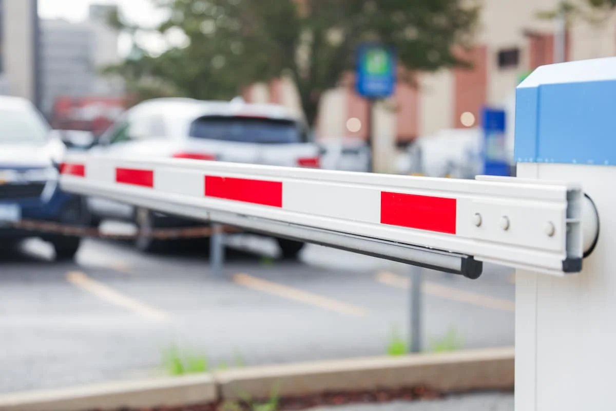 Come comporre e installare barriere stradali per il controllo degli accessi